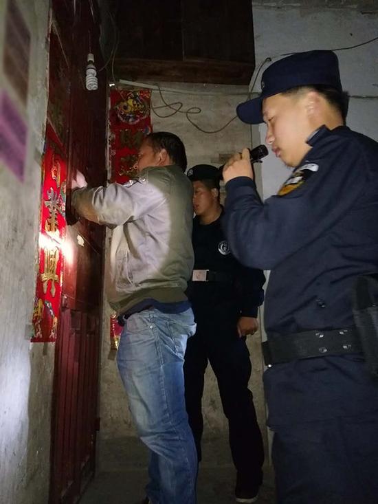 铁岭粗心妈妈误将幼女锁家中 民警全城寻开锁师傅开门